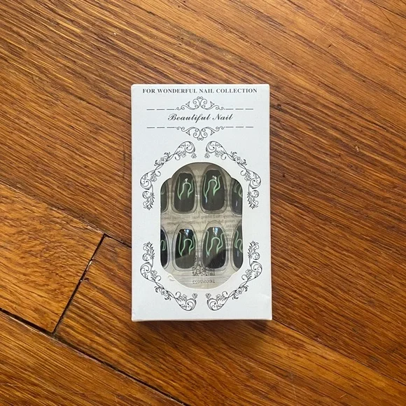 Elegant Black and Green Nail Set - Picture 3 of 5